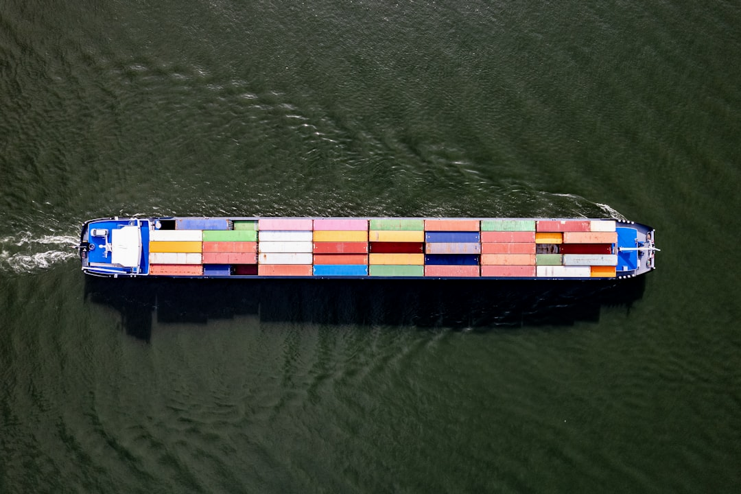 Global harita üzerinde ticaret rotaları